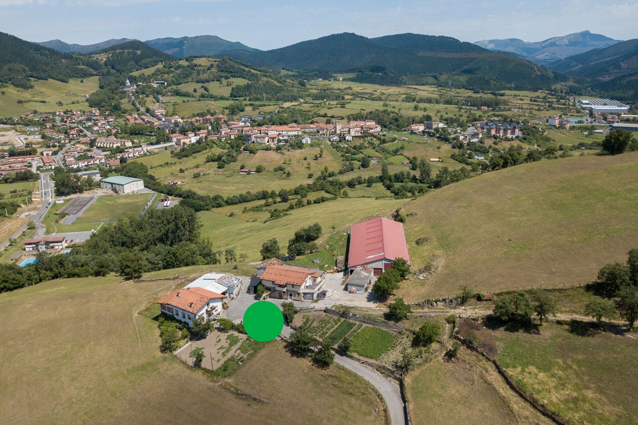 Artziniegako herrigunearen ertza aire zabaletik ikusita, lehen landa-eraikuntzekin eta belardiekin.